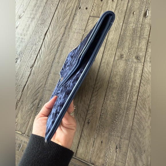 🛍️$5 SALE - BNWT Blue Crushed Velvet Clutch, brand unknown. - Picture 4 of 6